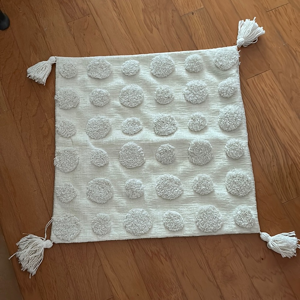 Accent Pillow 19.5 x 20” crème pillow cover